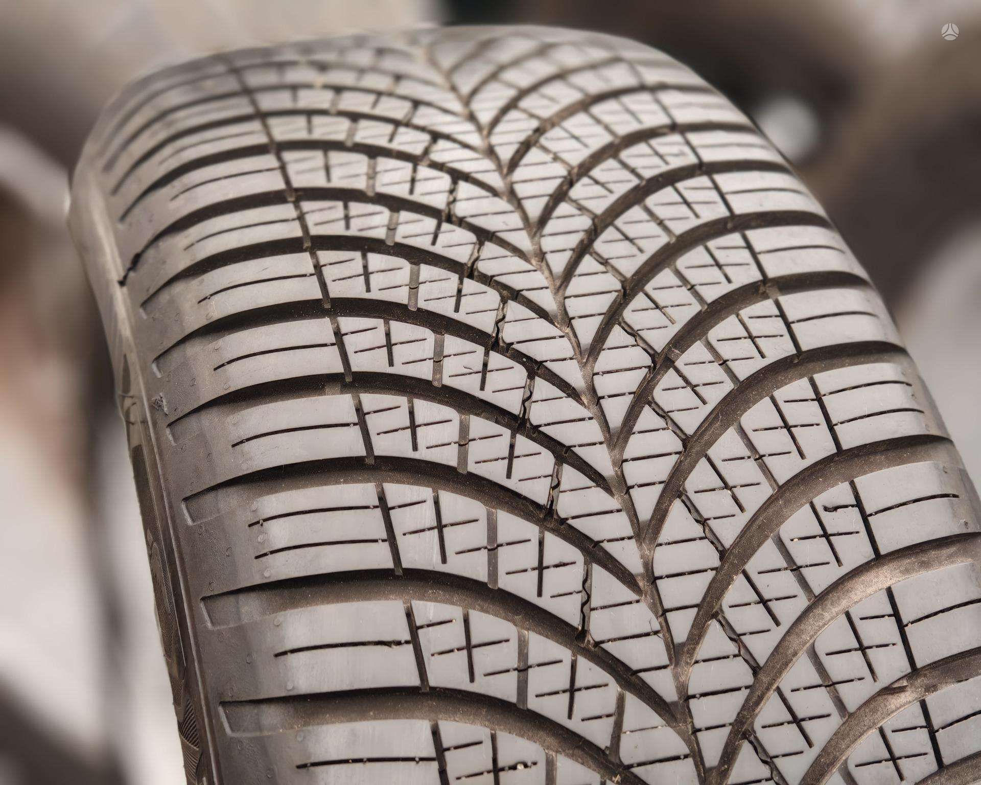 Universalios padangos 215/55R17 Goodyear Vector 4 seasons
