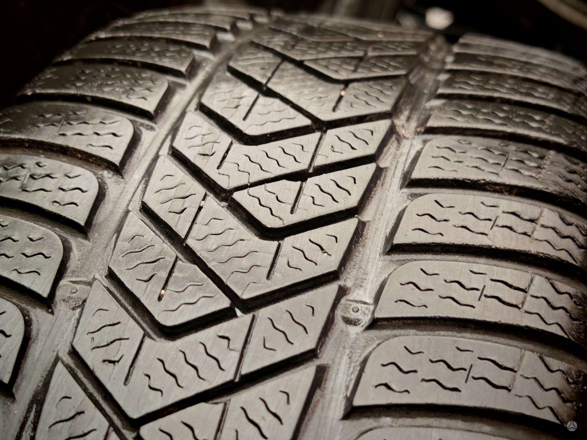 Žieminės padangos 245/40R19 Pirelli Sotto zero 3