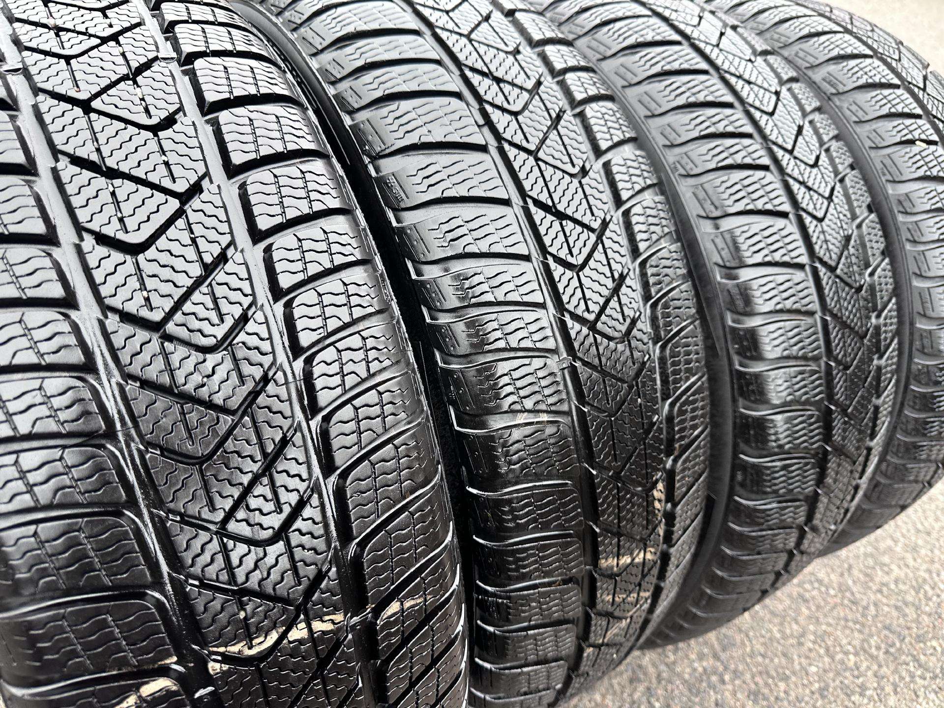 Universalios padangos 205/60R17 Pirelli SottoZero3